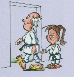 Junge Schülerin lässt entsprechend Dojo-Ordnung dem älteren Lehrer an der Tür den Vortritt.